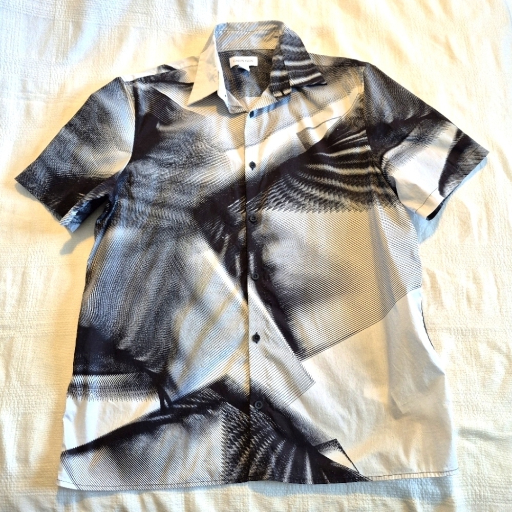 Calvin Klein men's medium short sleeve button up shirt, lots of stretch EUC